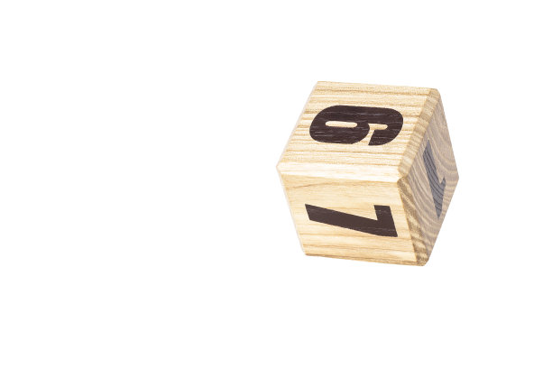 白色背景上有数字6,7,1的木制立方体。图片下载