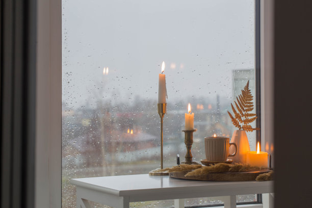 秋季燃烧的蜡烛咖啡静物图片下载