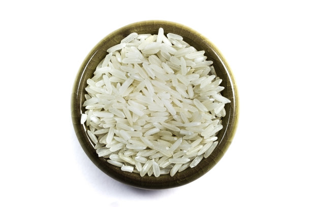 在白色背景上的盘子里的生白米粒图片下载
