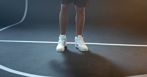 一个篮子和鞋子的摄影棚里的照片图片下载