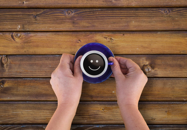 手里拿着一杯黑咖啡图片下载