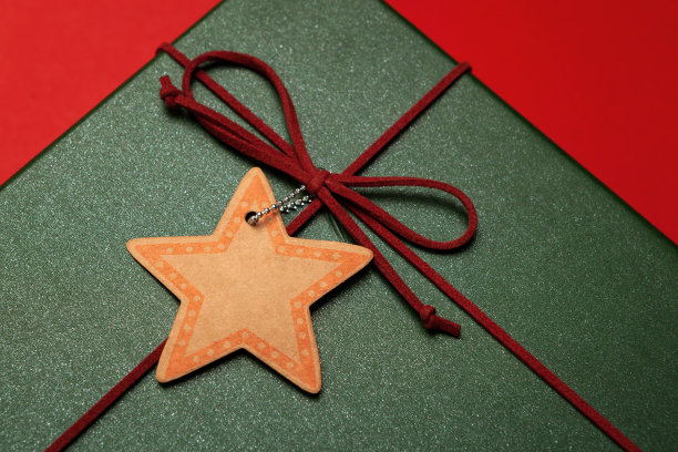 红色背景的礼品盒或圣诞礼品盒。图片下载