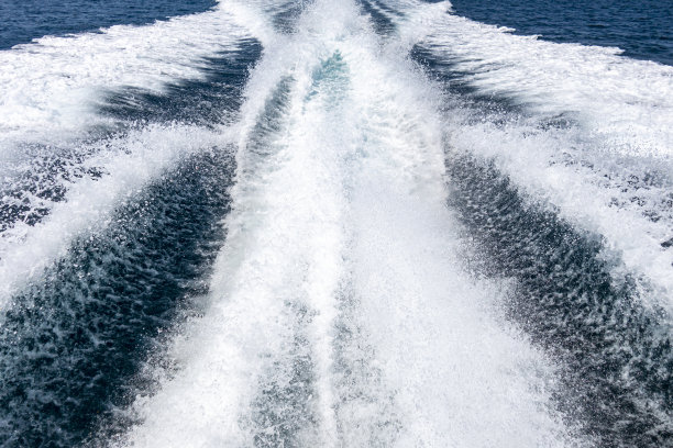 从快艇上飘来的波浪图片下载