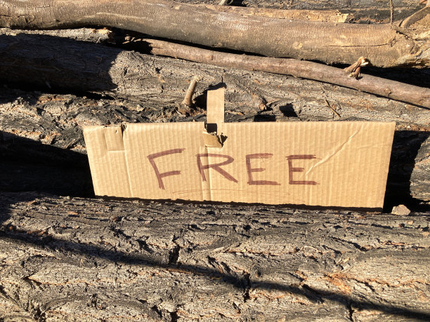 阳光下的柴堆上写着“免费”图片下载
