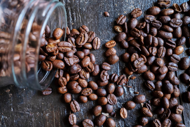 在桌子上烤咖啡豆图片下载