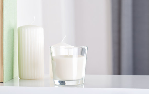 透明玻璃中的蜡烛图片下载