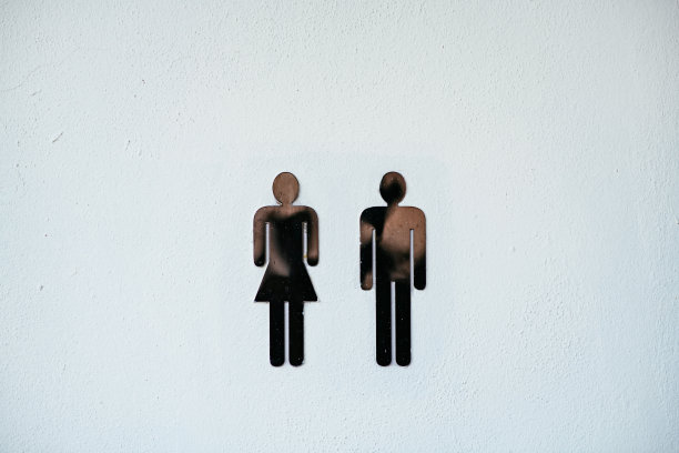 白墙上的厕所标志图片下载