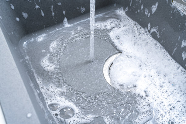 厨房水槽里有流水和肥皂图片下载