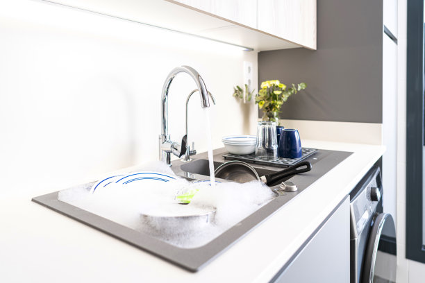 带有烹饪锅和盘子的现代厨房水槽图片下载