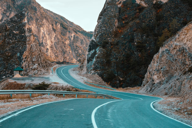 俄罗斯达吉斯坦山区蜿蜒的沥青公路图片下载