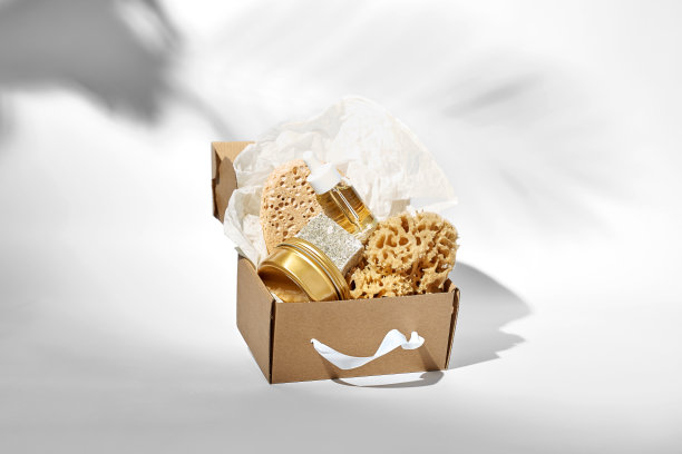 天然海绵，汤，化妆瓶油或血清在工艺盒上的白色。创意概念摄影图片下载