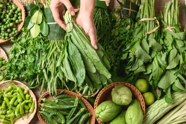 来自东南亚农贸市场的新鲜绿色有机蔬菜和香料图片下载