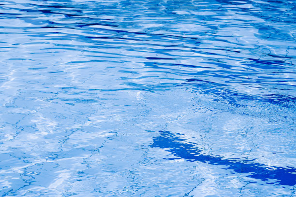 水蓝色背景。摘要夏季海区格局。池水表面或波状纹理。图片下载