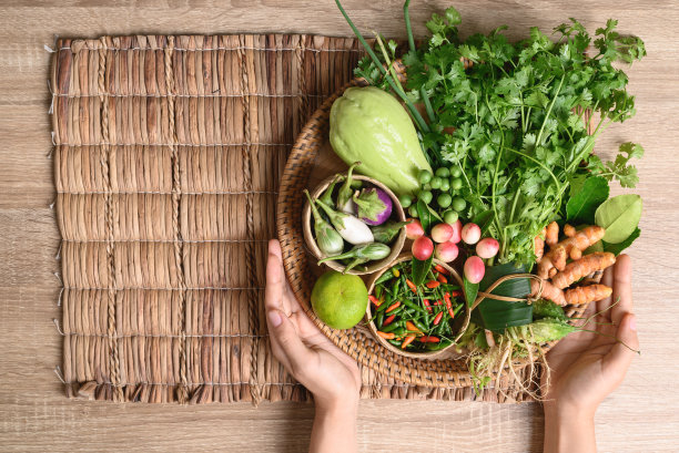 来自东南亚农贸市场的新鲜有机蔬菜和香料图片下载