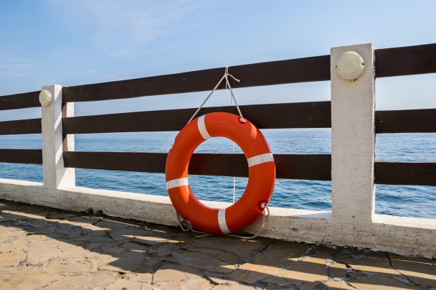 救生圈挂在胸墙上图片下载