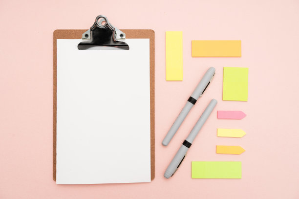 多种组合收集办公室文具照片钢笔铅笔记事本笔记本尺子订书机剪刀剪刀回形针夹夹剪贴板放在桌子上图片下载