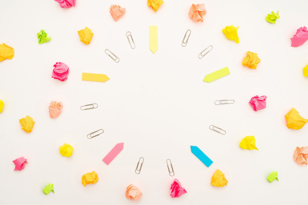 多种组合收集办公室文具照片钢笔铅笔记事本笔记本尺子订书机剪刀剪刀回形针夹夹剪贴板放在桌子上图片下载