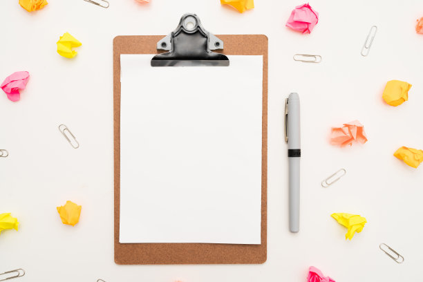 多种组合收集办公室文具照片钢笔铅笔记事本笔记本尺子订书机剪刀剪刀回形针夹夹剪贴板放在桌子上图片下载