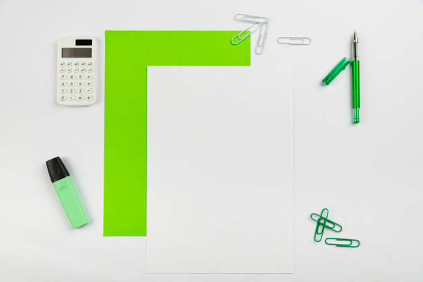 多种组合收集办公室文具照片钢笔铅笔记事本笔记本尺子订书机剪刀剪刀回形针夹夹剪贴板放在桌子上图片下载