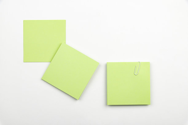 多种组合收集办公室文具照片钢笔铅笔记事本笔记本尺子订书机剪刀剪刀回形针夹夹剪贴板放在桌子上图片下载