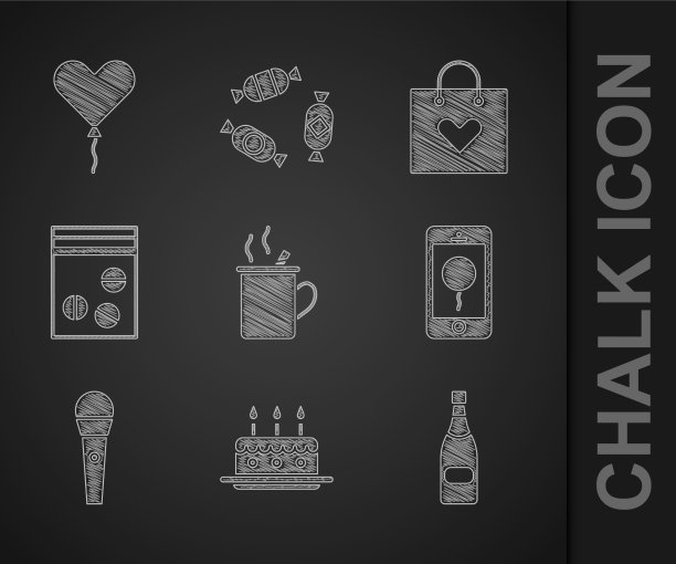 在热葡萄酒蛋糕上放上燃烧的蜡烛图片下载