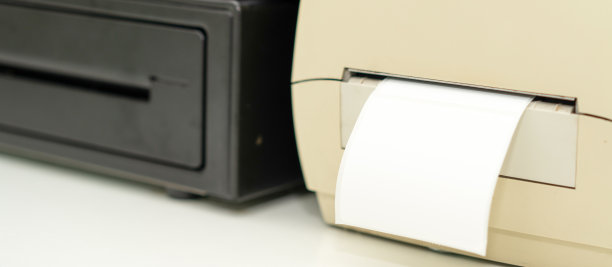 标签不干胶打印机与纸零售旁边的现金抽屉在商业商店柜台的技术概念图片下载