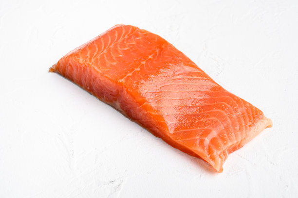 生鲑鱼片鱼肉，在白色石头桌子的背景，与复制空间的文字图片下载