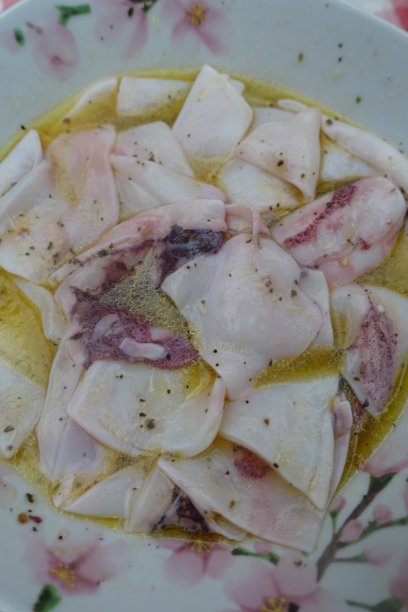 用橄榄油、柠檬汁和香草腌制的鱿鱼图片下载