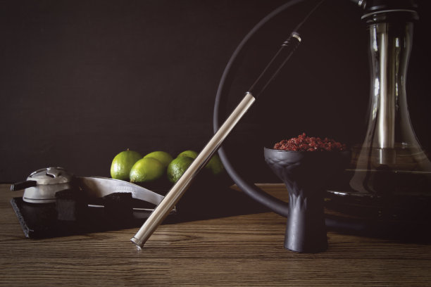 水烟碗与烟草柑橘水果在黑暗的背景图片下载