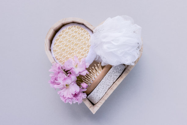 沐浴和水疗套件和花在柔和的春天的背景图片下载