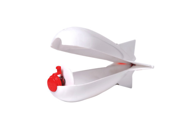 白色渔具喂料火箭为喂料渔具白色背景特写图片下载