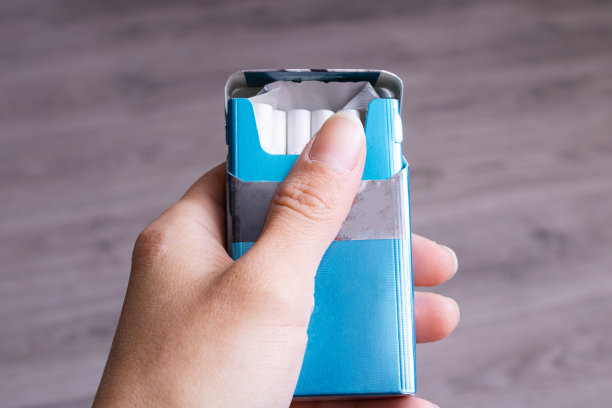 手里拿着一包香烟图片下载