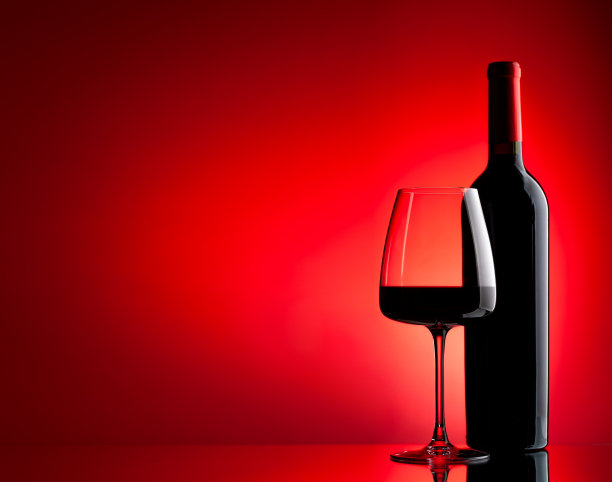 红酒杯和酒瓶图片下载