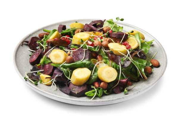 美味的新鲜胡萝卜沙拉与石榴隔离在白色图片下载