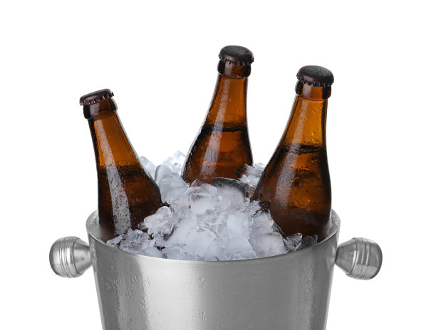 金属桶啤酒和冰块孤立的白色图片下载