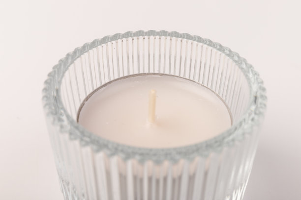 茶蜡烛放在玻璃烛台上，孤立在白色上。空间的文本图片下载