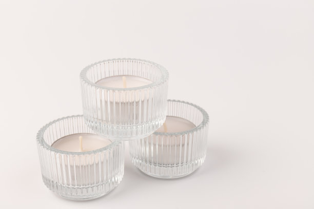 茶蜡烛放在玻璃烛台上，孤立在白色上。空间的文本图片下载