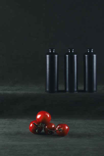 三瓶挂在树枝上的成熟番茄的静物画图片下载