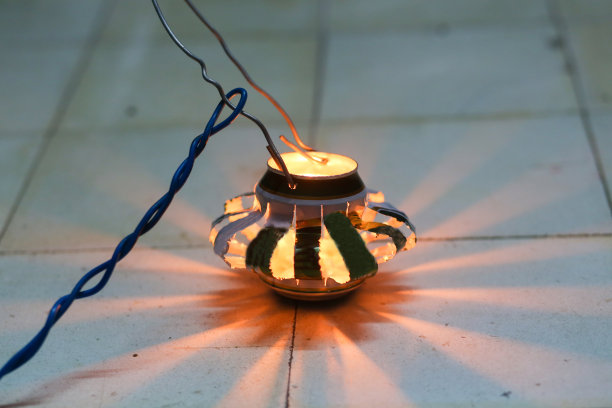 在中秋节，手工制作的灯笼上闪烁着罐头蜡烛图片下载