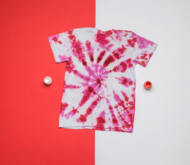 红色和白色领带染t恤，在红色和白色的背景上画画。平的。图片下载