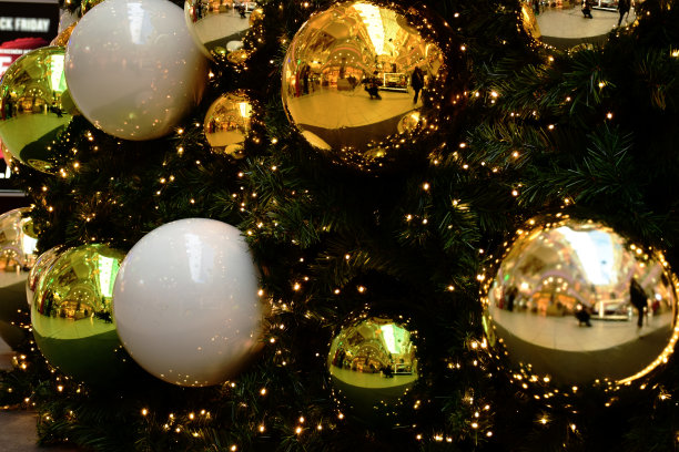 闪亮的大装饰金球圣诞三个装饰物与反射图片下载