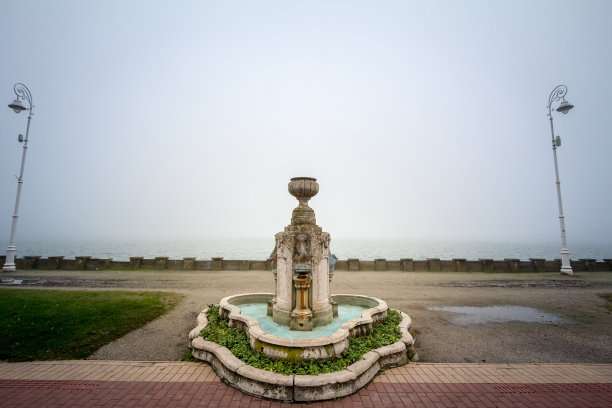 17世纪的帕利克湖喷泉，在塞尔维亚的苏博蒂卡，在一个秋天雾多雨的下午日落。它也被称为Palicko Jezero，是伏伊伏丁那省的主要景点之一。图片下载