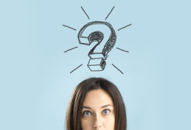 困惑的年轻女子和一个大大的问号图片下载