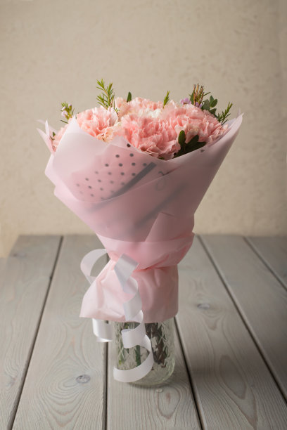 美丽的春花放在木桌上，侧视图片下载