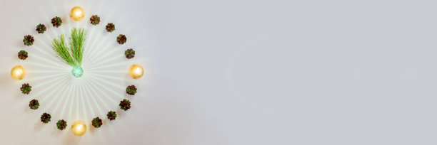 新年的钟声是用球和圆锥体，横幅做成的图片下载