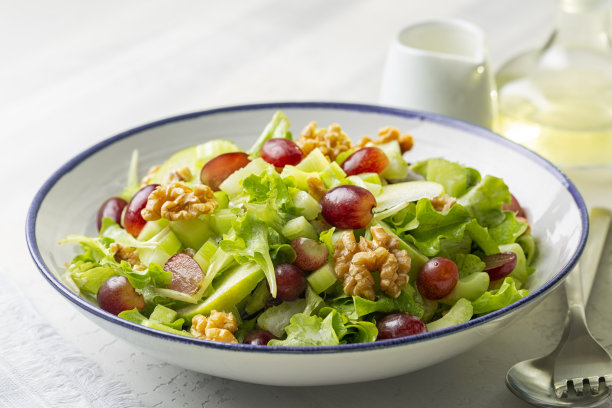 华尔道夫沙拉，由新鲜苹果、芹菜、核桃、葡萄、蛋黄酱制成，传统上配以生菜作为开胃菜或清淡餐。图片下载