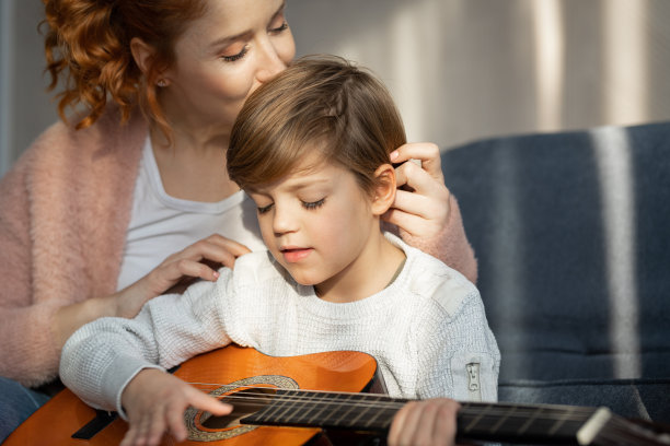 母亲在家教儿子弹吉他图片下载