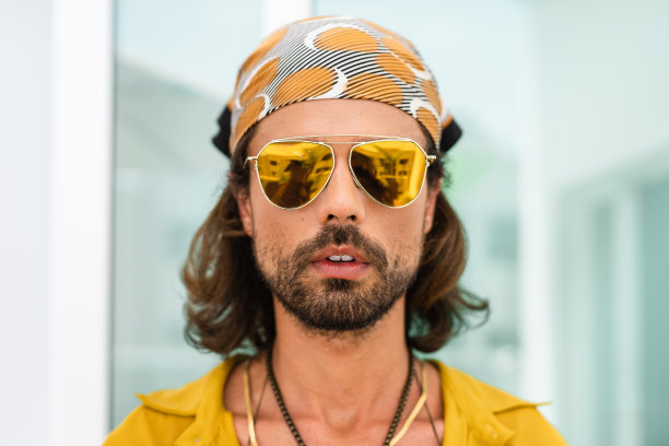 戴着头巾和太阳镜的嬉皮士图片下载