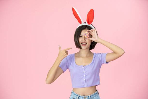 亚洲女孩在复活节彩蛋节。图片下载