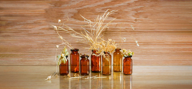 干草种子在玻璃瓶中干燥的草本植物。图片下载